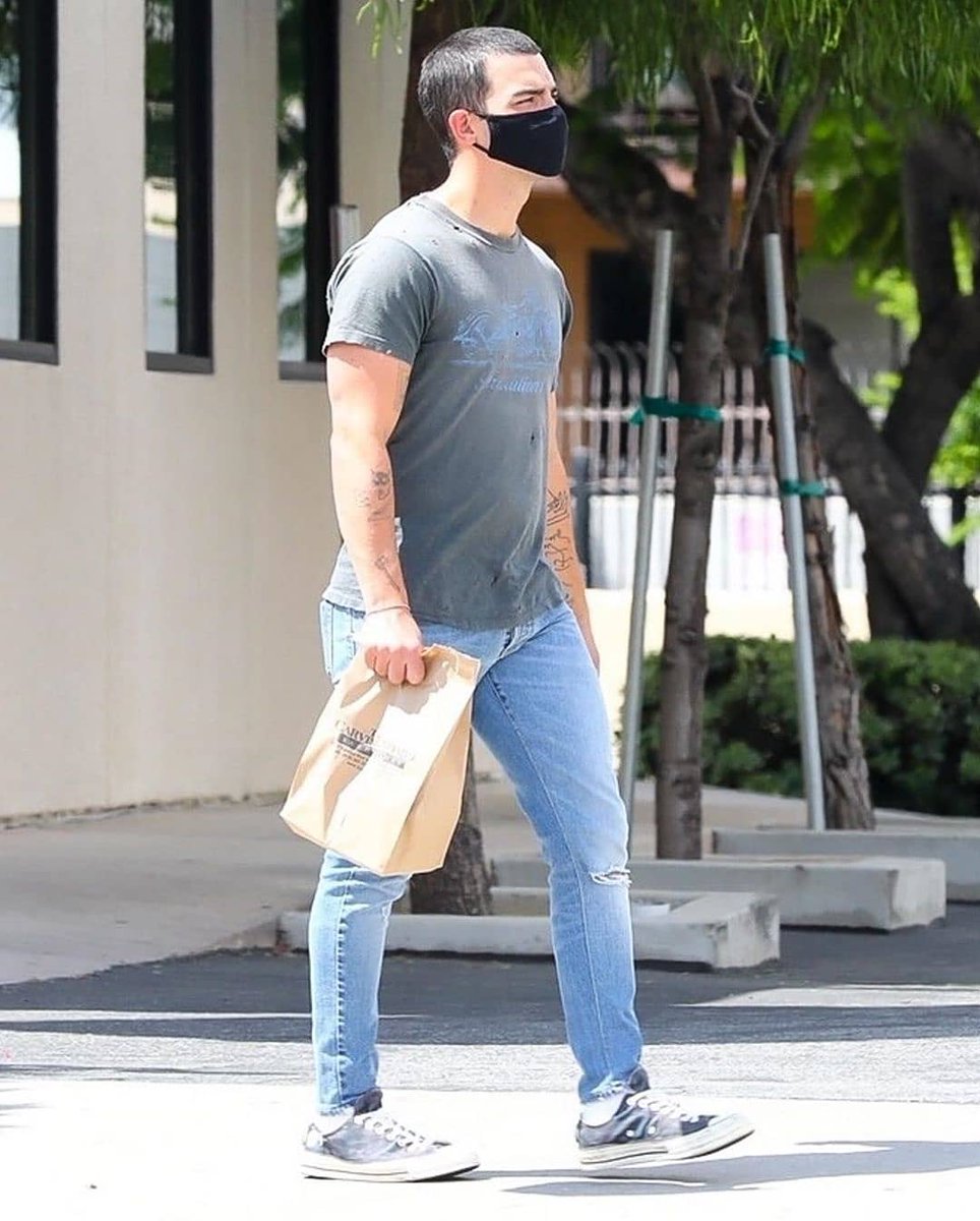JamoMag's tweet photo. @joejonas stops by @thecarvingboard to pick up a few sandwiches for lunch.
#JoeJonas
Photos: Backgrid
https://t.co/9DUkeeOofB https://t.co/Jykt0XPVh8