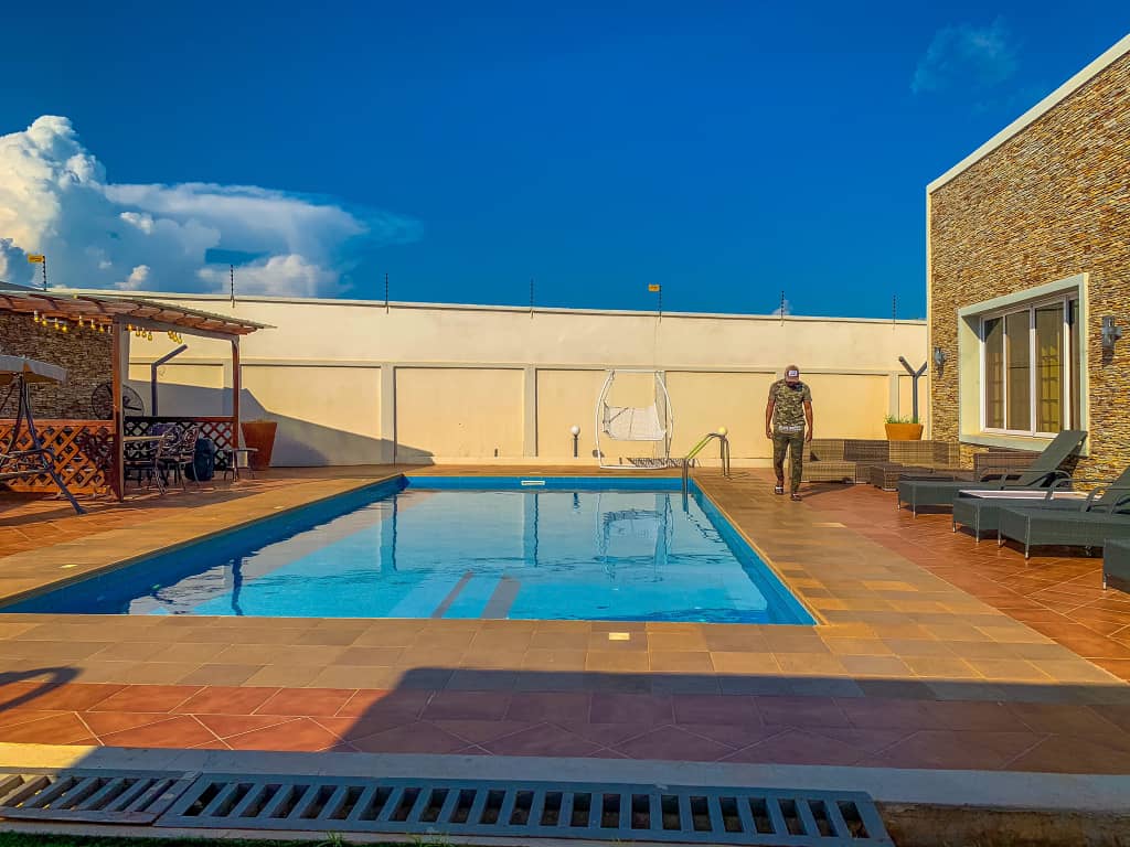 RamosJunior48's tweet photo. If I say, SHATTA WALE is the Greatest musician in Ghana 🇬🇭, Some Fan base won't Agree with me 😔 Shattawale Swimming 🏊 pool is bigger than Sarkodie music career. 😉😊
1DON
1MAN
1STAND @shattawalegh
Your MCM borrowed Togo 🇹🇬 jeans 👖 go USA 🇺🇸 😂😂😂 https://t.co/YzdZ5cXCPz