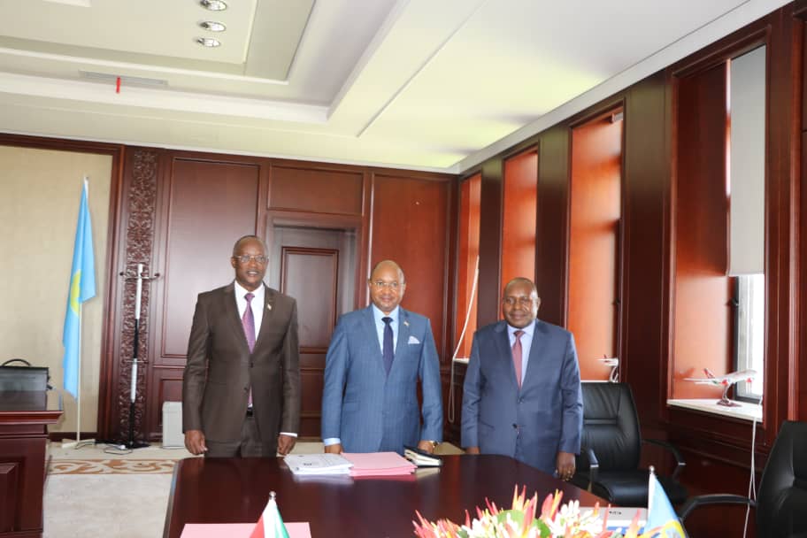 #Burundi, 29/06/2020: Remise et Reprise entre le Premier Ministre S.E CPG Alain Guillaume Bunyoni et les deux anciens Vice-Présidents de la République (Hon. <a href="/ButoreJ/">Dr. Joseph BUTORE (Ph.D)</a> et Hon. <a href="/Sindimwo_G/">Gaston Sindimwo</a> ).