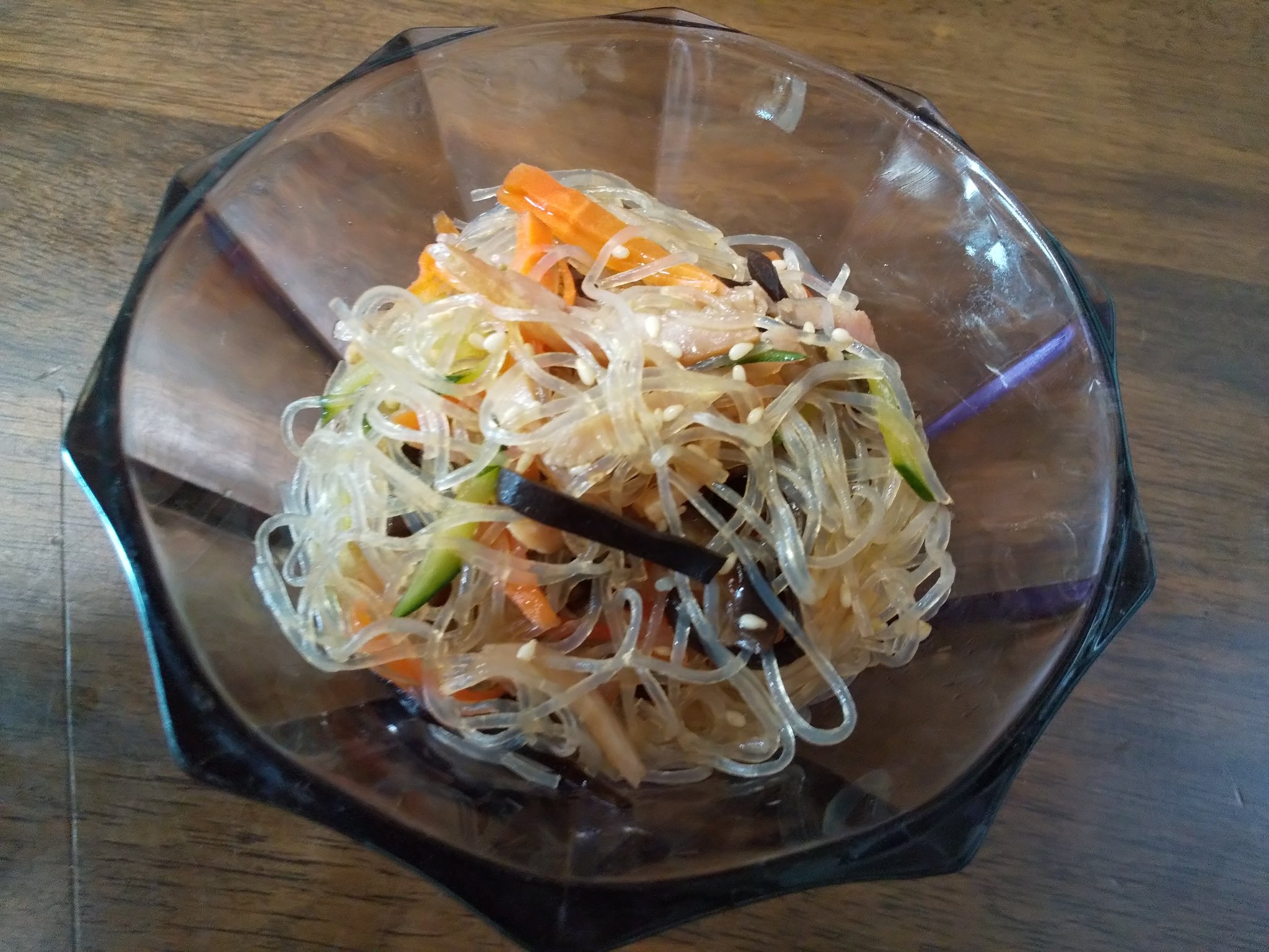 Kumiko 中華春雨サラダ 緑豆春雨 キクラゲ 人参は食物繊維が豊富で便秘解消 整腸効果があります 春雨 キクラゲ共ミネラルが豊富で 骨粗鬆症 貧血予防 むくみ解消効果があります 日焼け止めを塗ることで日焼けせず不足しがちなビタミンdが