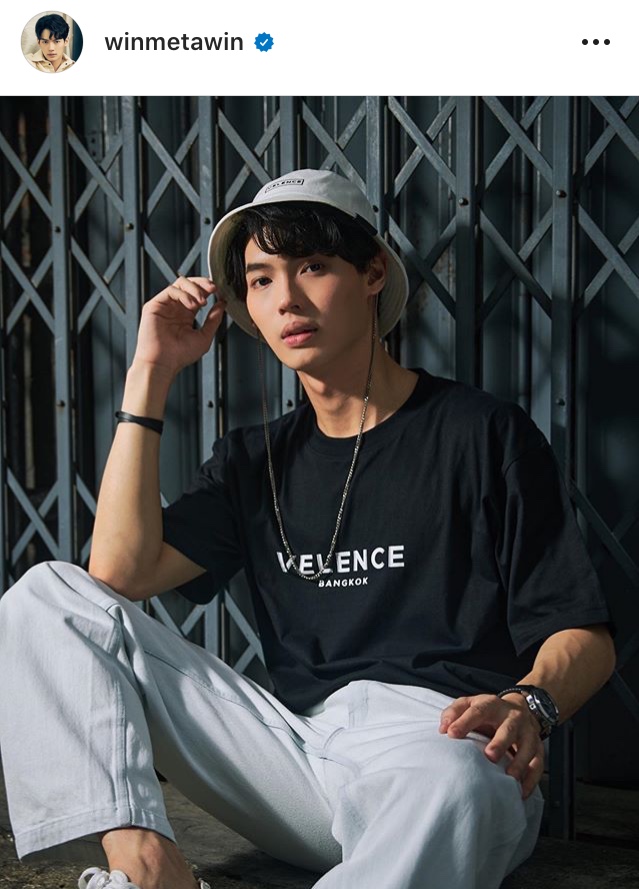 the don't-look-at-the-camera pose and the look-at-the-camera-but-don't-smile pose and look at their bucket hats, black and white (brightwin's color)  #Velence  #winmetawin  #bbrightvc  #brightwin