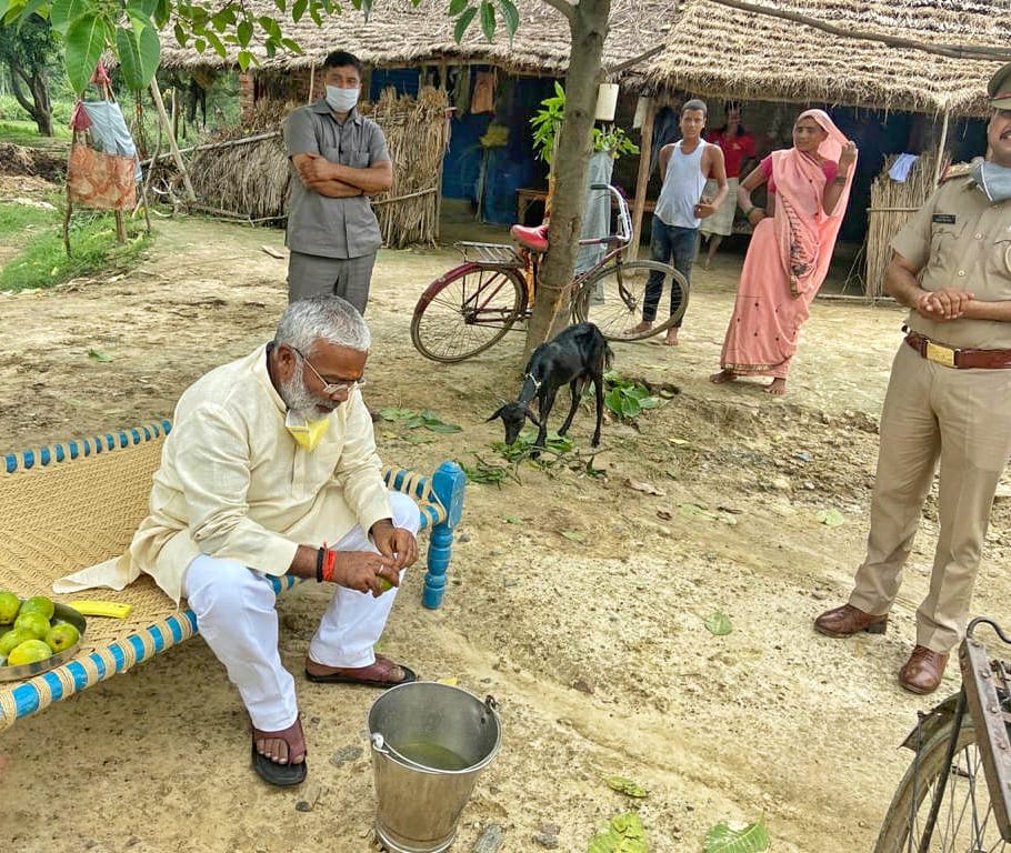 swatantrabjp's tweet photo. ऋषियों की तपोभूमि "नैमिषारण्य धाम" से आते समय ग्राम हसनगंज के परिश्रमी किसान रामप्रसाद, शिवदयाल व अन्य कर्मठ किसानों से बात करके उनका कुशलक्षेम जाना।

"अन्नदाता सुखी भवः" के मूलमंत्र पर चलती मोदी एवं योगी सरकार की किसान हितैषी योजनाओं के बारे में जानकारी दी। https://t.co/YxKYqT2vCQ