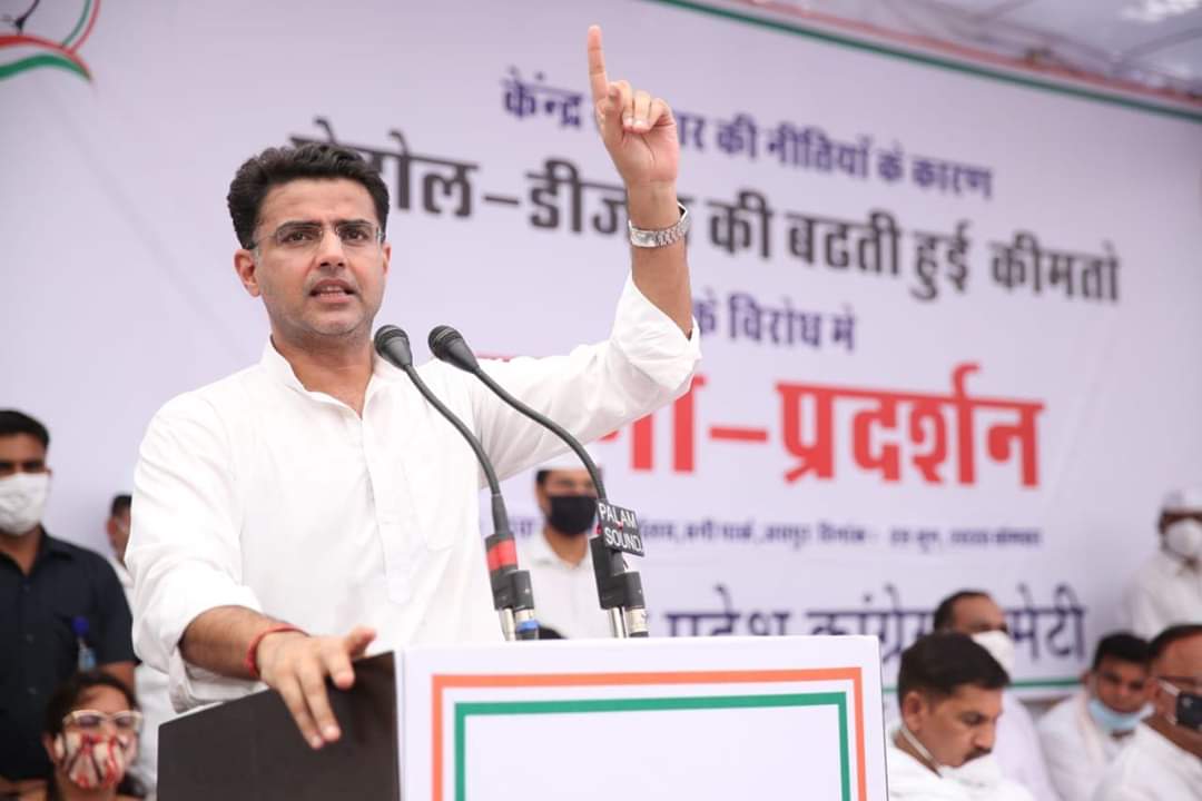 INCRajasthan's tweet photo. भाजपा सरकार द्वारा बढ़ाई जा रही पेट्रोल-डीज़ल की कीमतों के विरुद्ध जयपुर के कलेक्ट्रेट सर्किल पर राजस्थान प्रदेश कांग्रेस कमेटी द्वारा प्रदेश स्तरीय धरना प्रदर्शन आयोजित किया गया। 

#SpeakUpAgainstFuelHike https://t.co/nELiDfWPGX