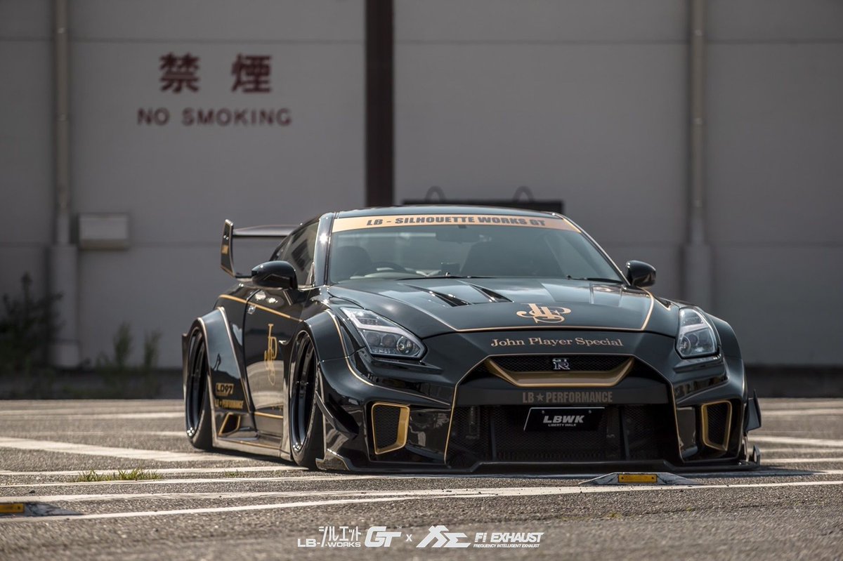 LB-Silhouette WORKS GT NISSAN 35GT-RR #JPS Version equipped with a roaring and flame breathing  Race VER Fi EXHAUST full catless system with gold quad tips.
Thanks to  @LB1993_official 
#LibertyWalk #SuperCar #LBWorks #スーパーカー #リバティーウォーク #JohnPlayerSpecial #GTR #R35
