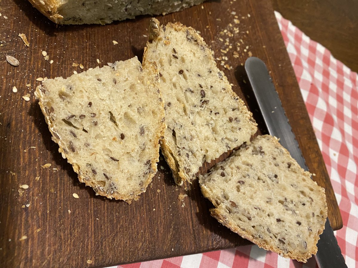 DimityPaul's tweet image. My best loaves yet. A blend of wholmeal spelt and plain flour, linseeds, sunflower seeds and a sesame seed crust. #isobaking #covidcooks #sourdough