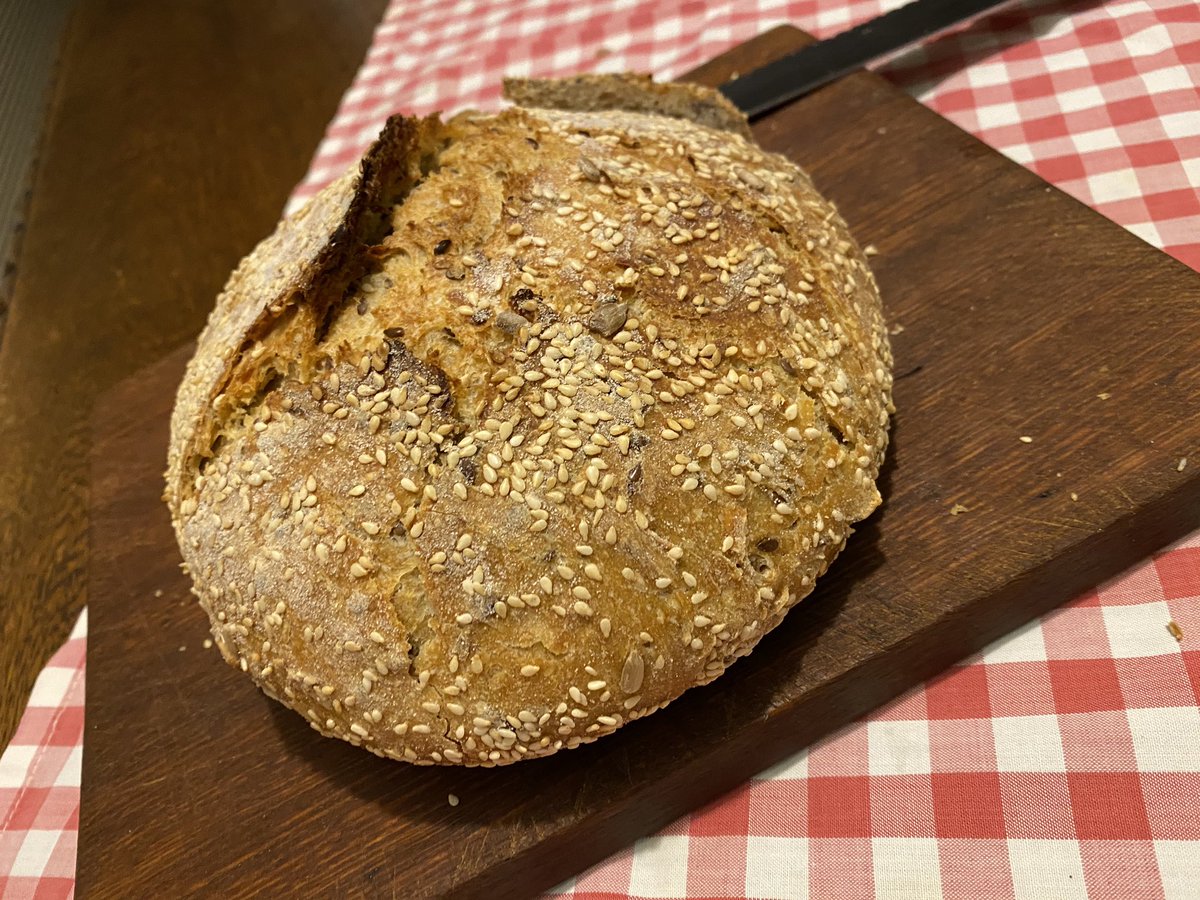 DimityPaul's tweet image. My best loaves yet. A blend of wholmeal spelt and plain flour, linseeds, sunflower seeds and a sesame seed crust. #isobaking #covidcooks #sourdough