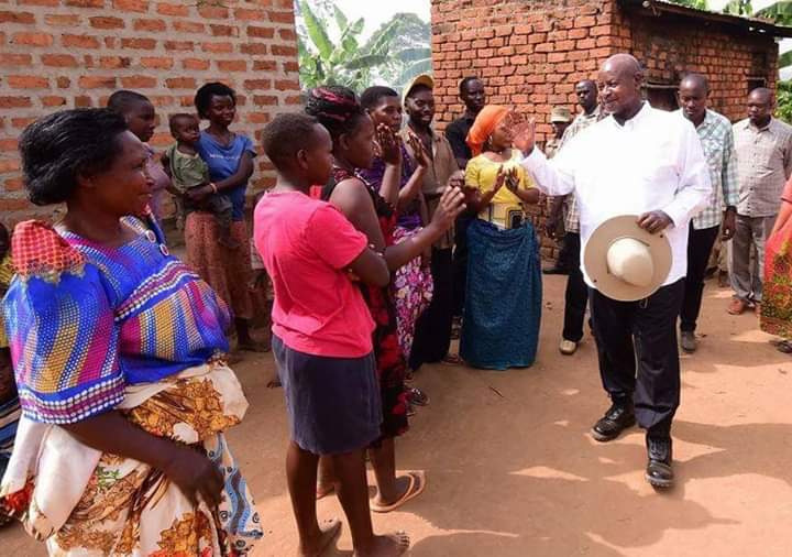 mirama02's tweet photo. Remember those who helped you in your bad times!! You always have something to pay back! Remember those who stood against  you in your bad situation!  Karma will take care of them ! Ignore and move on!! 

@KagutaMuseveni will never forget those who helped him during the war! https://t.co/iuxBL0G8t6