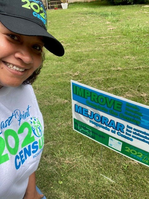 cityofeastpoint's tweet photo. Check out East Point resident Stephanie Yancey wearing our 2020 Census gear and showcasing her Census yard sign! Make sure your household is counted at https://t.co/siruxENJIZ or call 844-330-2020. #CountThePoint #CuentaElPunto @FultonInfo https://t.co/mC6bCxJL56