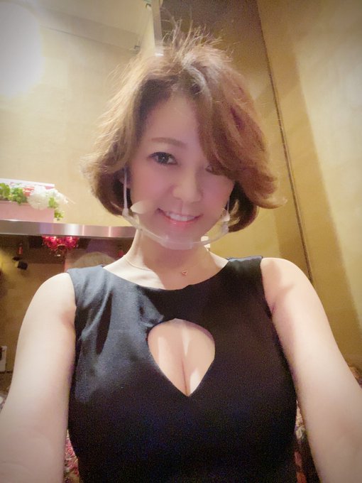 今日からお店（レッドドラゴン）ではフェイスシールド着用になりましたぁ〜〜　　　あれ？ なんか髪の毛が　  たってるぅ〜〜　✨ https://t.co/uvpp8UpO48