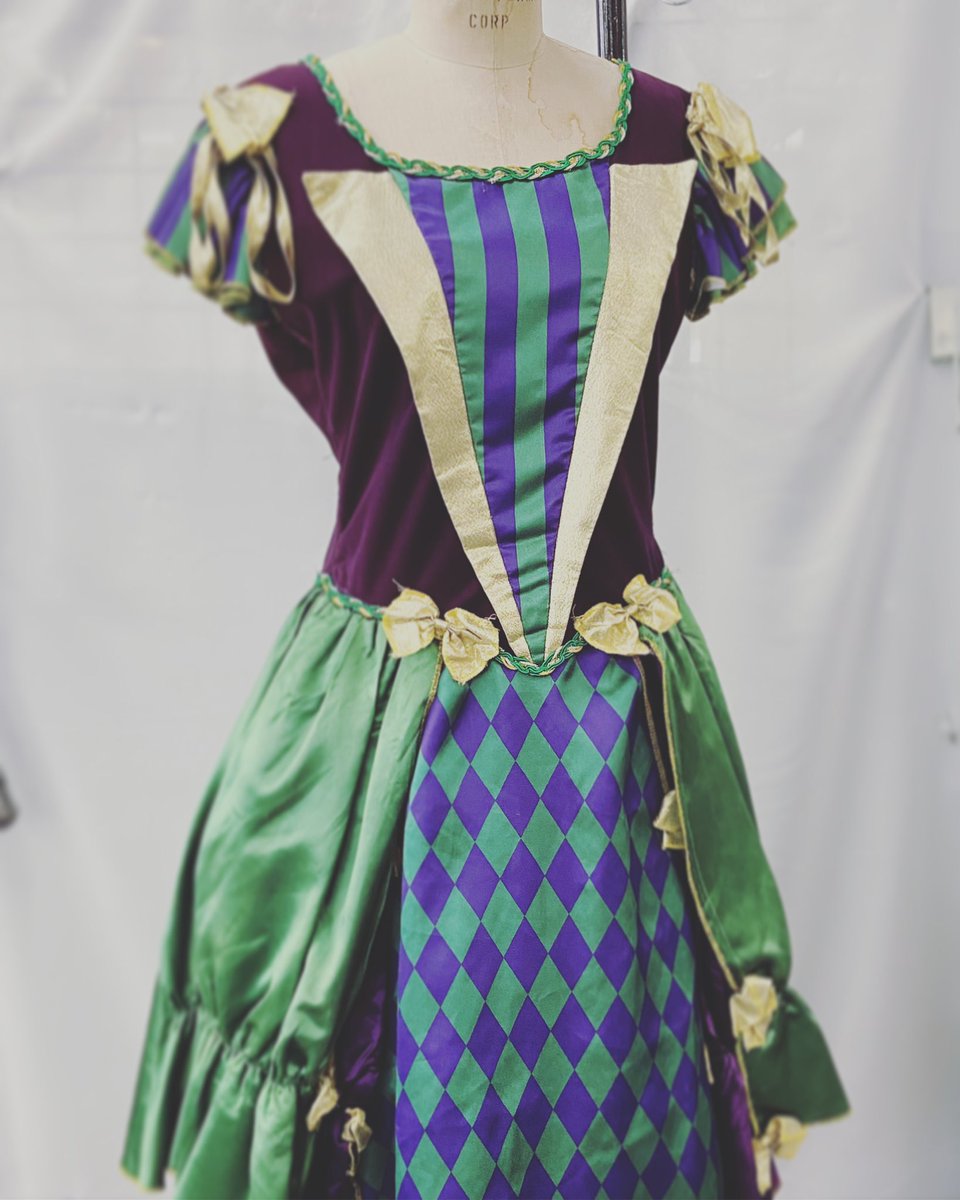 #vaultfindoftheday #whatshow #costumes #costumer #theater #musicals #scholastictheater #colorsandpatterns
