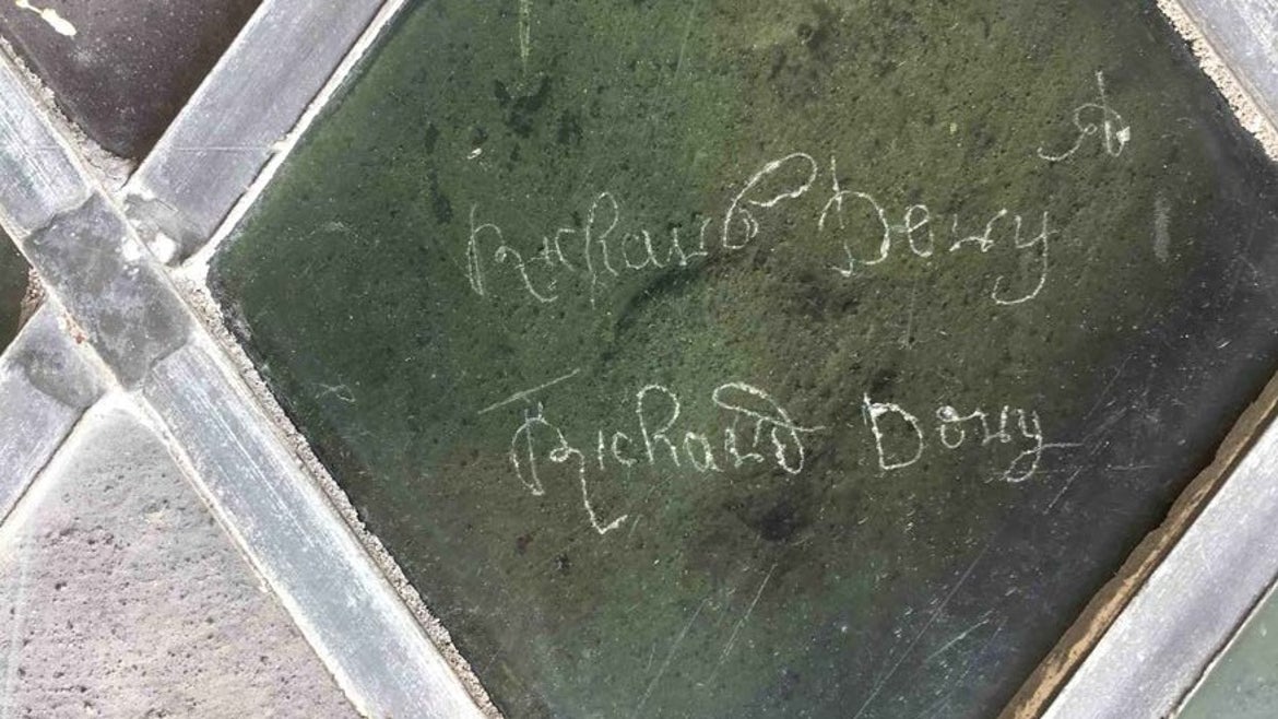 Graffiti can reveal otherwise hidden historical lives. At  @NThardwick, curators have discovered names etched onto windows poss those of a local inn owner + servant who worked in the hall, raising questions about occupation of otherwise elite space  https://tinyurl.com/ycy52hwr  10/