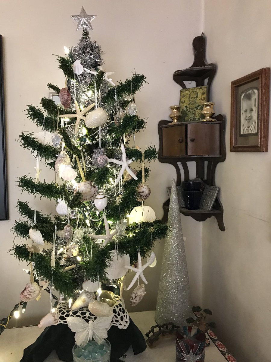 realmallard1's tweet image. Morning.  Can’t be at the beach so I bring it to me.  My summer Charlie Brown tree. #MondayMorning #Mondaywishes #Shellcraft #Glitter