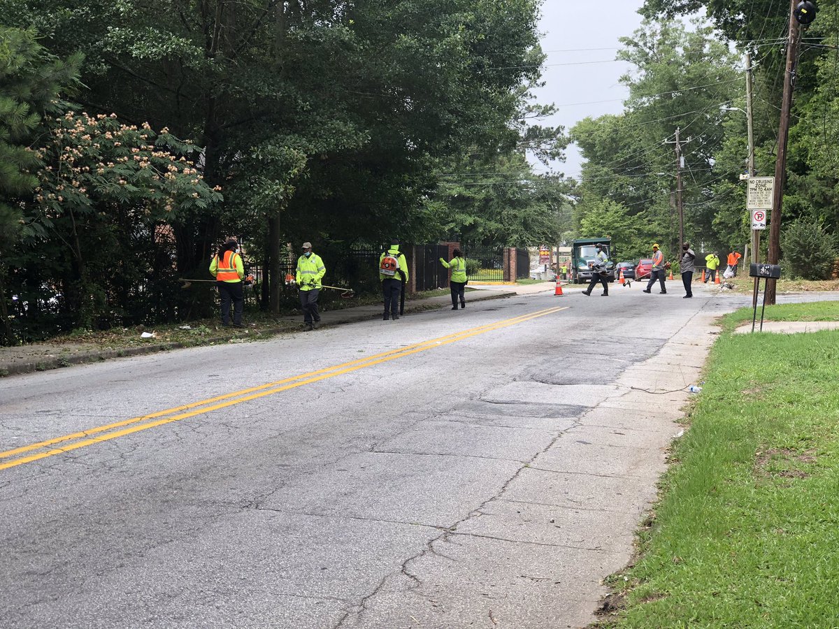 ATLPublicWorks's tweet photo. @ATLPublicWorks kicked off the first day of #OperationCleanSweep on Saturday, June 27, 2020. @AndreaBooneNow worked closely with Solid Waste Services and the #KeepAtlantaBeautifulCommission to identify areas that need liter, trash removal and grass cutting in District 10. https://t.co/ri0BLqrjeN