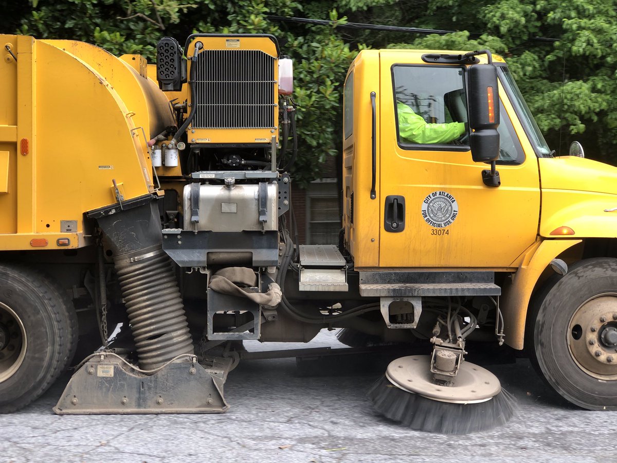 ATLPublicWorks's tweet photo. @ATLPublicWorks kicked off the first day of #OperationCleanSweep on Saturday, June 27, 2020. @AndreaBooneNow worked closely with Solid Waste Services and the #KeepAtlantaBeautifulCommission to identify areas that need liter, trash removal and grass cutting in District 10. https://t.co/ri0BLqrjeN