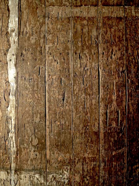 The  @MuseumofLondon holds an incredible survival - an 18th-c wooden prison cell covered in graffiti rescued from a demolished prison near the Tower of London. Most of the inscriptions from this debtors' cell date from the 1750s + include pleas for charity and support 12/