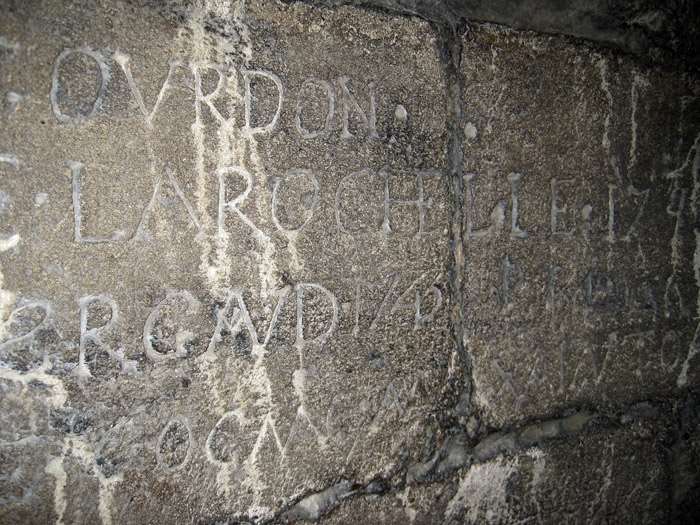 At  @EnglishHeritage's Portchester Castle, graffiti by prisoners of war, brought to Britain in 1796 and including 2000+ formerly enslaved and free black men, survives carved into stone and painted on the walls of a makeshift theatre  https://tinyurl.com/vs9kwtp  14/