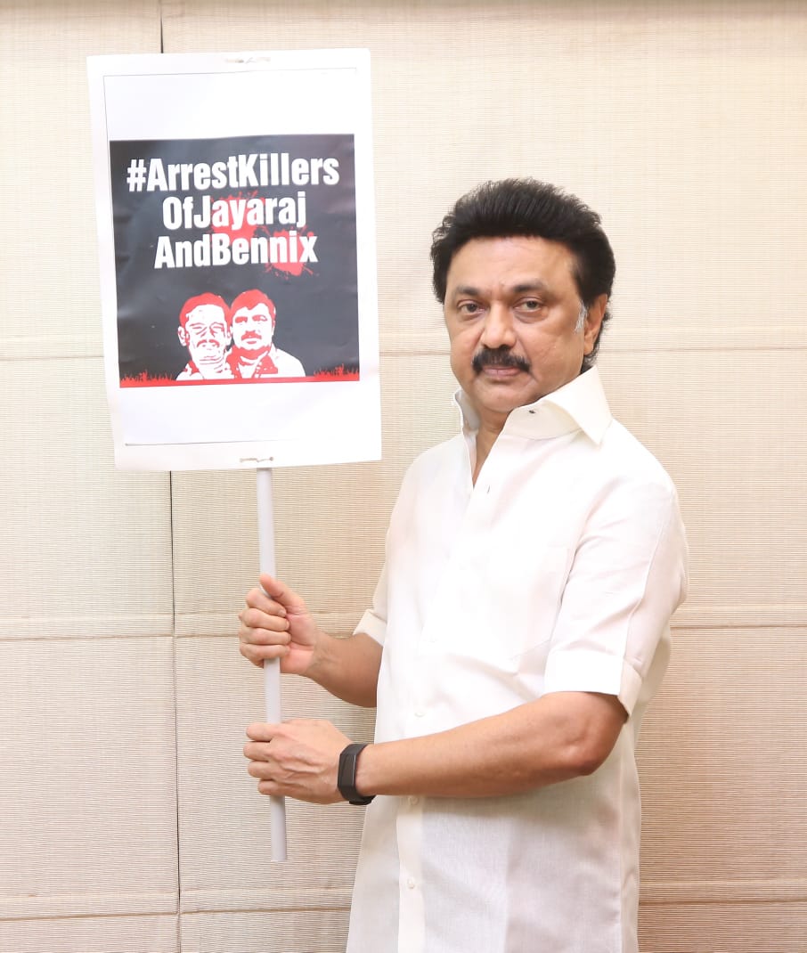mkstalin's tweet photo. #JAYARAJANDBENNIX இருவரும் காயங்கள் ஏதுமின்றி போலீசாரால் அழைத்துச் செல்லப்பட்டிருப்பதை சிசிடிவி காட்சிகளும், ஊடகங்களின் கோப்புகளும் உறுதி செய்கின்றன.

கொலையாளிகளை IPC 302-ன்கீழ் கைது செய்ய வேண்டும் என @CMOTamilNadu-க்கு நான் நினைவூட்ட வேண்டுமா?

#ArrestKillersOfJayarajAndBennix https://t.co/AdY7Gxnlne