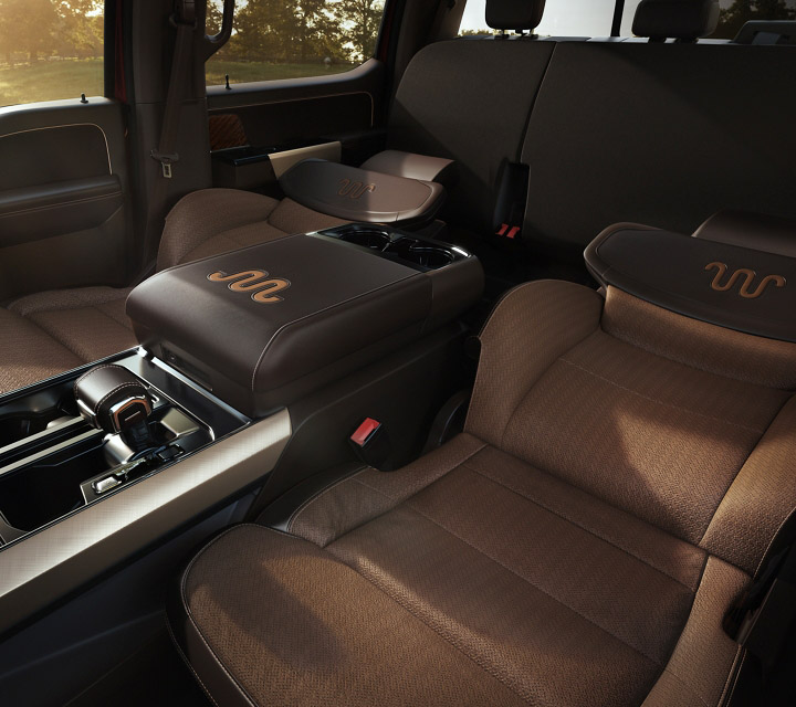 InfoAutoAr's tweet photo. #FordF150 2021: mayor capacidad y versatilidad y nueva tecnología. La camioneta del óvalo presenta asientos delanteros reclinables, espacio para objetos debajo del asiento trasero y mesa de trabajo central, y mucho más! #INFOAUTO #IApickup El informe: (https://t.co/q3V7Ni3EAD) https://t.co/6t1dxn84k6