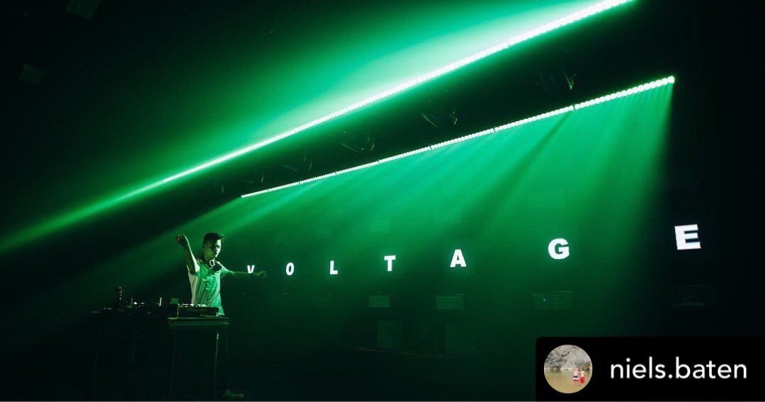 Robelighting's tweet photo. Using a rig filled with @Robelighting #Tetra2, #LEDBeam150, #T1profile, #SuperSpikie & #Spiider luminaires, #designer Niels Baten created the #lightingdesign for the Quarantine Sessions livestream with gear supplied by @LLStageService.
#robelighting #robeintherig #llstageservice https://t.co/HBD8CCoVOe