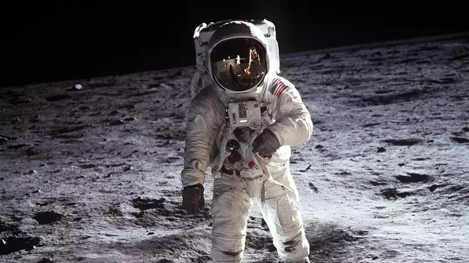 26/ The spacesuits worn by Neil Armstrong and Buzz Aldrin when they landed on the Moon were fitted with YKK Zippers.