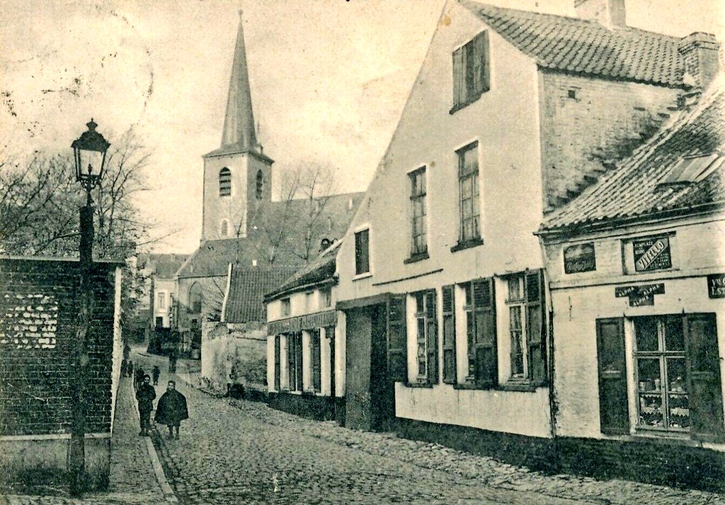 The new buried railway in the park spelled the end of the line for the medieval Schaerbeek village, which was replaced by the 40m-wide avenue Louis Bertrand prestige project. The plans were signed off in 1898, though work only started in 1903 when the railway work was complete.