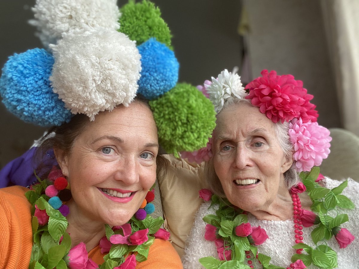 Mütter &amp; I donned colourful #pompoms today to sing with &amp; say thank you &amp; goodbye to fab <a href="/suzisap/">Suzi Saperia</a> <a href="/LeedsPlayhouse/">Leeds Playhouse</a> #OurTime a most enjoyable singing session with all &amp; <a href="/_nickytaylor/">Nicky Taylor</a> Wishing you all luck &amp; happiness on maternity leave #Alzheimers #livingpositivelywithdementia #sing