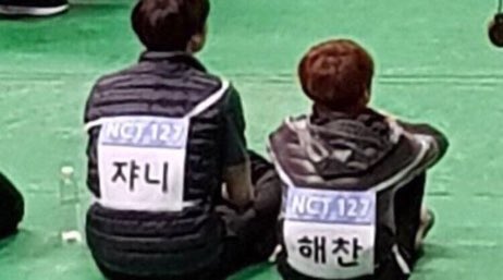 เอ้ย อันนี้น่ารักอ่ะ😭 มีคนไปหารูปจอห์นกับน้องแฮชเวลาทำท่าเหมือนกันมาเทียบ ไซส์ห่างคืบนึง แต่ซิงค์กัน100%