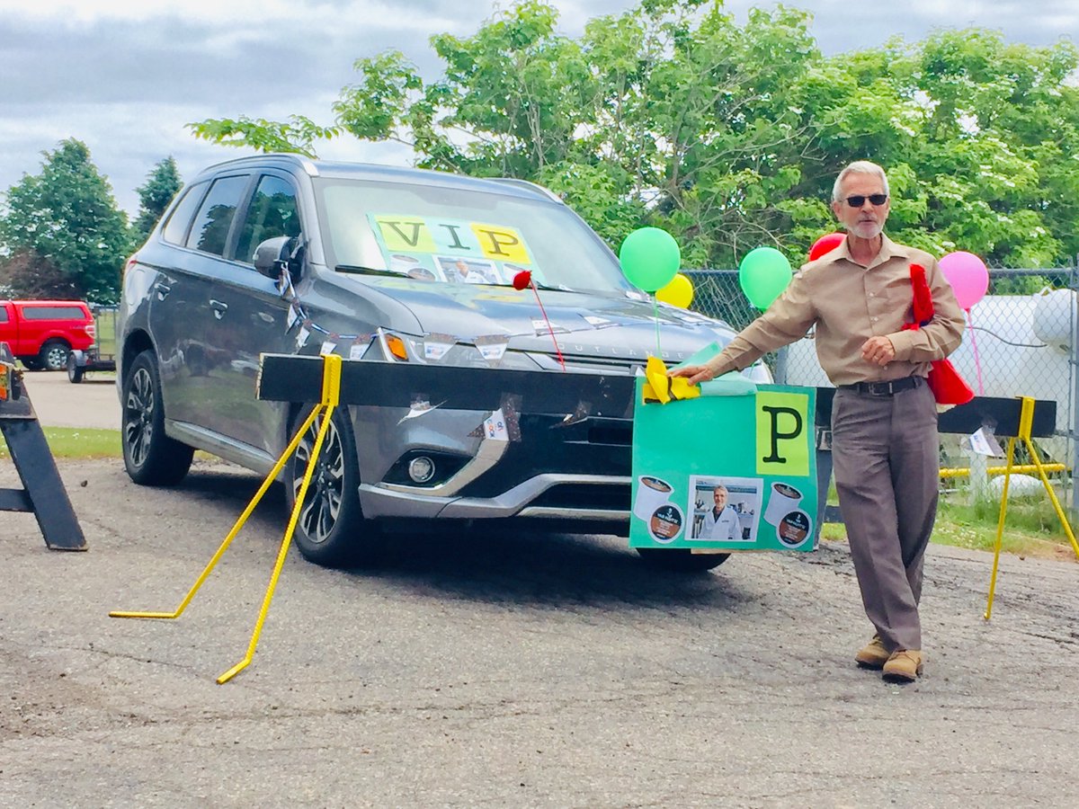 smartestkitchen's tweet photo. CSK wishes our @Cavendish_Farms colleague Alan Thorpe, a very happy retirement adventure that he will embark on tomorrow after 35 YEAR of service to their company: have a wonderful &amp; relaxing future ahead Alan! #WeKnowFood #PEIFoodStory #Retired #Legend #PEI https://t.co/Sm8z32e28s