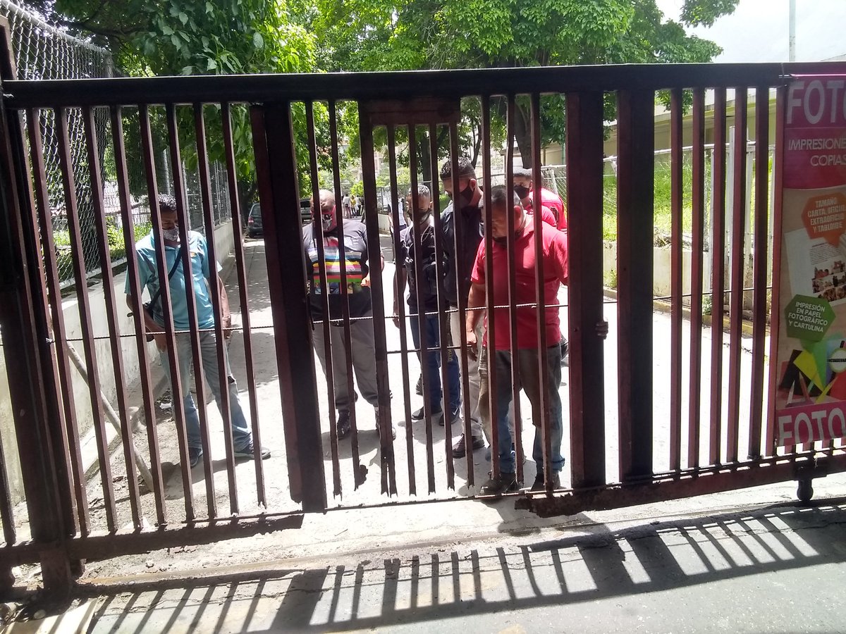 youse1321's tweet photo. Movimiento social ' Diosdado Cabello' trabajando por el hospital materno de Petare https://t.co/fyQQZH3y2G
