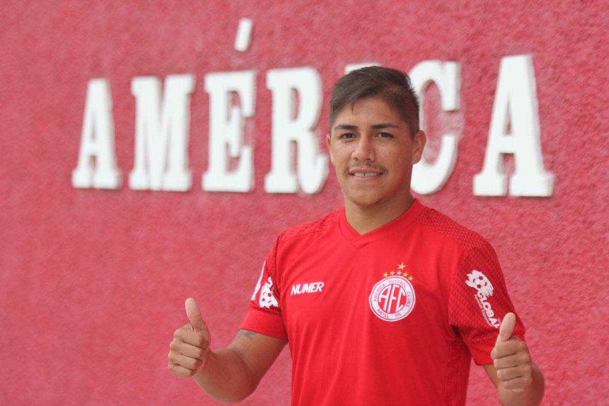 AmericaFCNatal's tweet photo. A sócia @NandaMiranda0 oficializou a contratação do atacante Elias, de 26 anos, que estava no São Luiz (RS).

📸 Canindé Pereira/América FC https://t.co/9lkA3jLOit