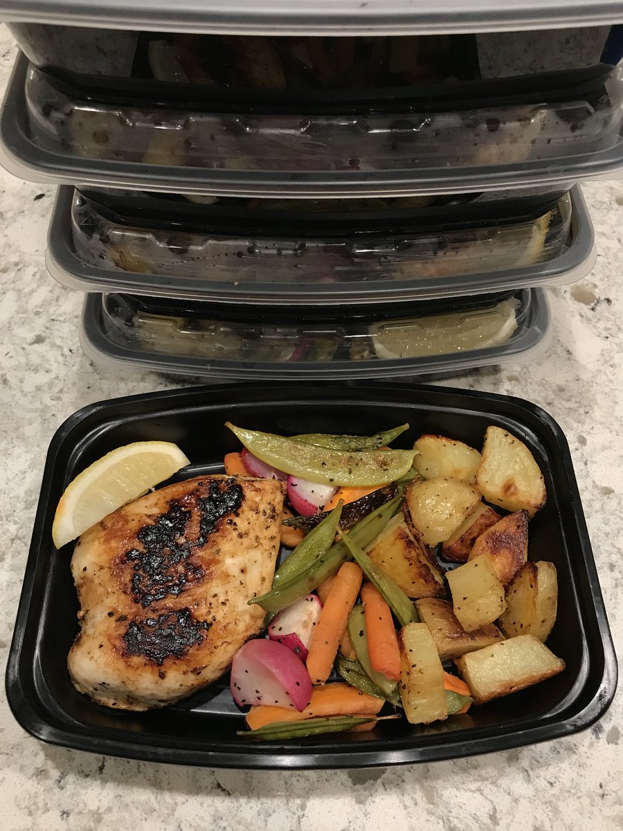 CaseMeals's tweet image. Lemon Chicken w/ Roasted Potatoes and Veggies 😋 
510 Calories 
18 g Fat 
30 g Carbs 
54 g Protein