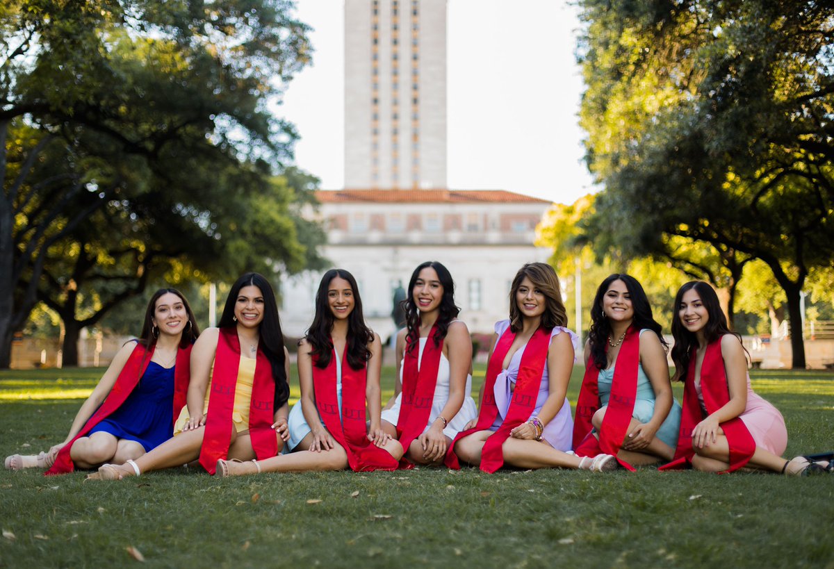 Graduadas de @UTAustin 🎓🧡🍾
#UTMoody #UT20 #TexasExes https://t.co/xKlyO8DsKx