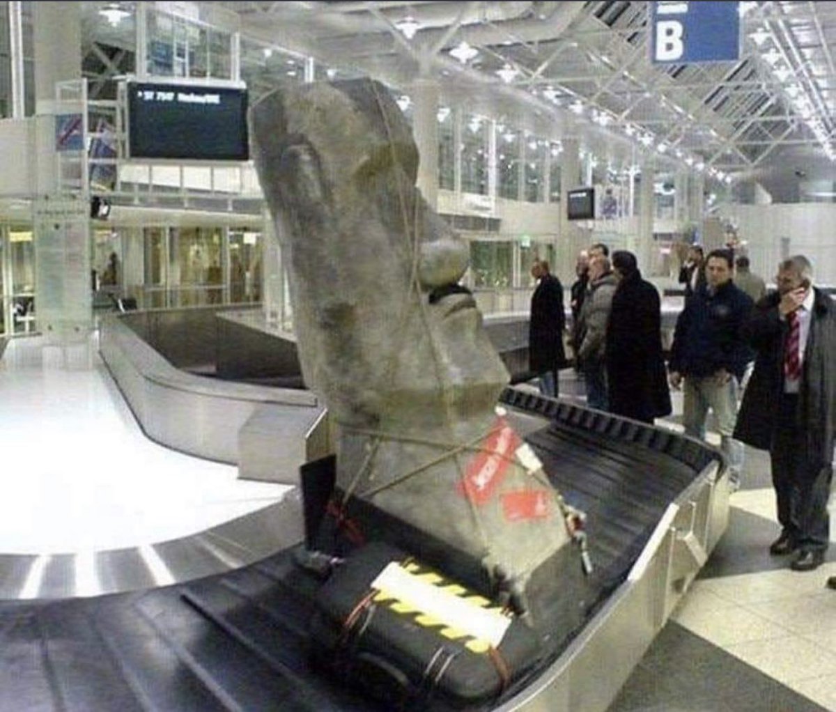 Realizing that Redd has been selling me blackmarket art the whole time!#AnimalCrossingNewHorizons #acnh