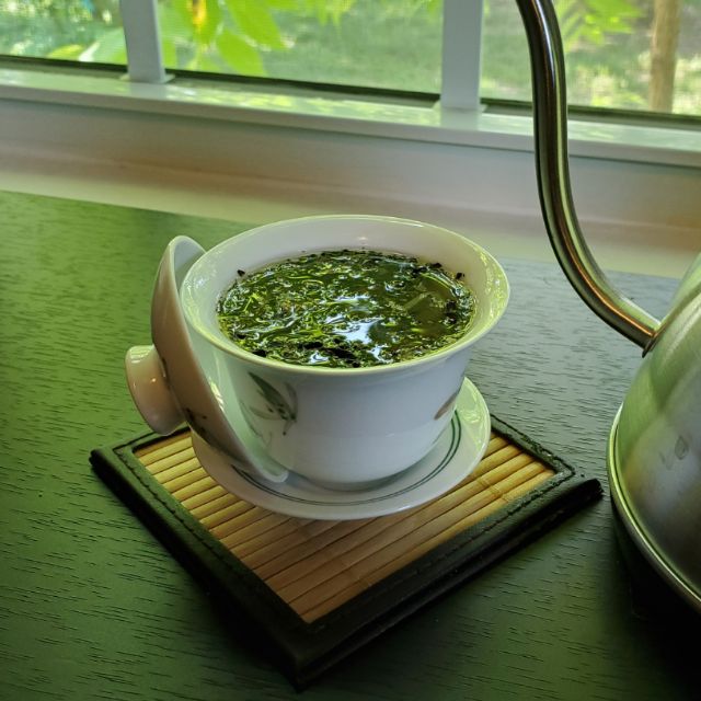 Daily tea timeOolong using a cha chongOolong tea, this time using a cha chong to drink it (normally I& #39;d use this for green tea instead). This will go through several infusions, and oolong tea often tastes the best by the 6th or 7th such infusion.