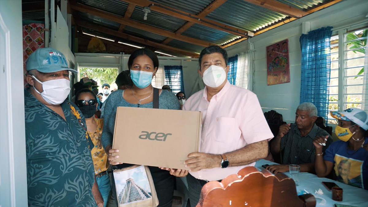 EuclidesLaVega's tweet photo. En este momento hacemos entrega de una laptop a una  joven arquitecta de la Comunidad La Frontera, Jima abajo. 
¡Siempre ayudando a los jóvenes de nuestra provincia!
@Gonzalo2020RD 
#GonzaloPresidente2020 #euclidessenador #siemprepresente #lavega https://t.co/k3NGTOVTPV