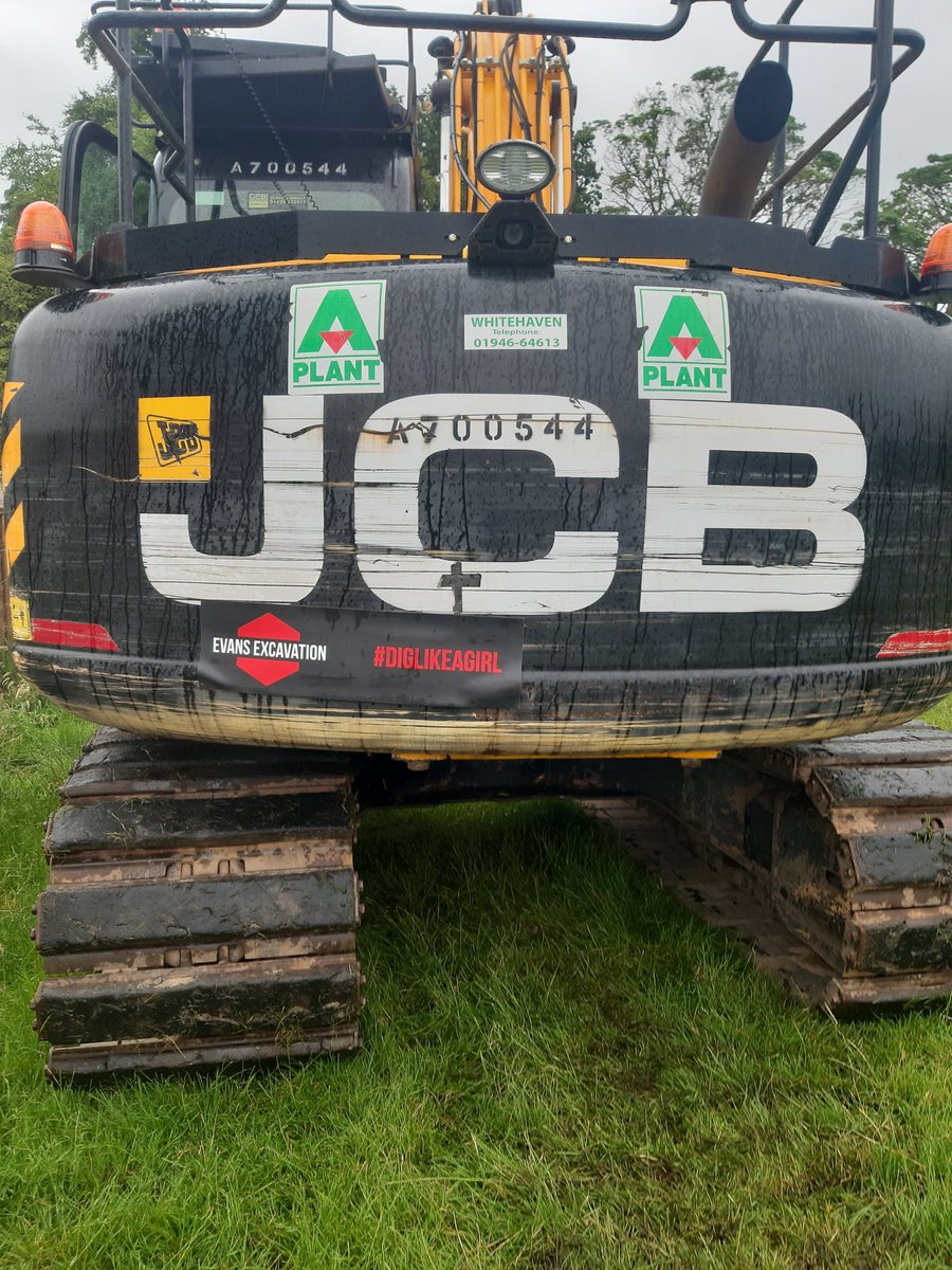 EvansExcavation's tweet photo. @EvansExcavation Keeping dry in #JS130 #girlboss #diglikeagirl #thediggerlady #earthmovers #evansexcavation #smallbusiness #FemaleEntrepreneur #workingmummy #evansexcavation #womeninconstruction ๐๐ทโโ๏ธ๐โ https://t.co/9auOZ0qHw5