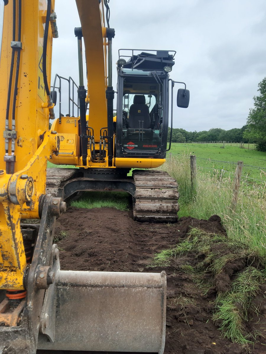 EvansExcavation's tweet photo. @EvansExcavation Keeping dry in #JS130 #girlboss #diglikeagirl #thediggerlady #earthmovers #evansexcavation #smallbusiness #FemaleEntrepreneur #workingmummy #evansexcavation #womeninconstruction ๐๐ทโโ๏ธ๐โ https://t.co/9auOZ0qHw5