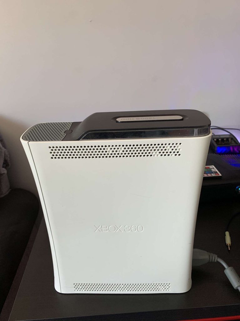 mezie's tweet photo. RGH for sale has good boot time and has all cods installed, selling for £100 message @Aerxh if you’re interested https://t.co/s667c3QO0O