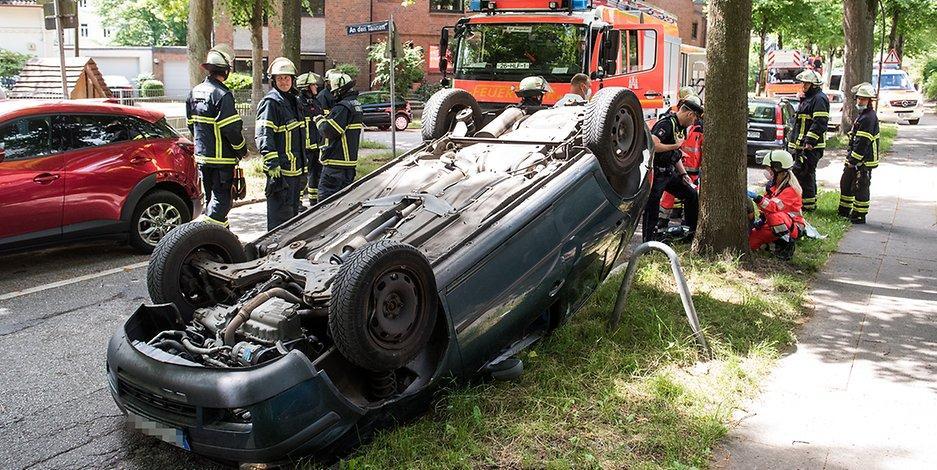 mopo's tweet photo. Unfall in Hamburg: Auto überschlägt sich in Tempo-30-Zone – vor einer Kita https://t.co/aZSQCtG9Ex https://t.co/uPUNkSByAL