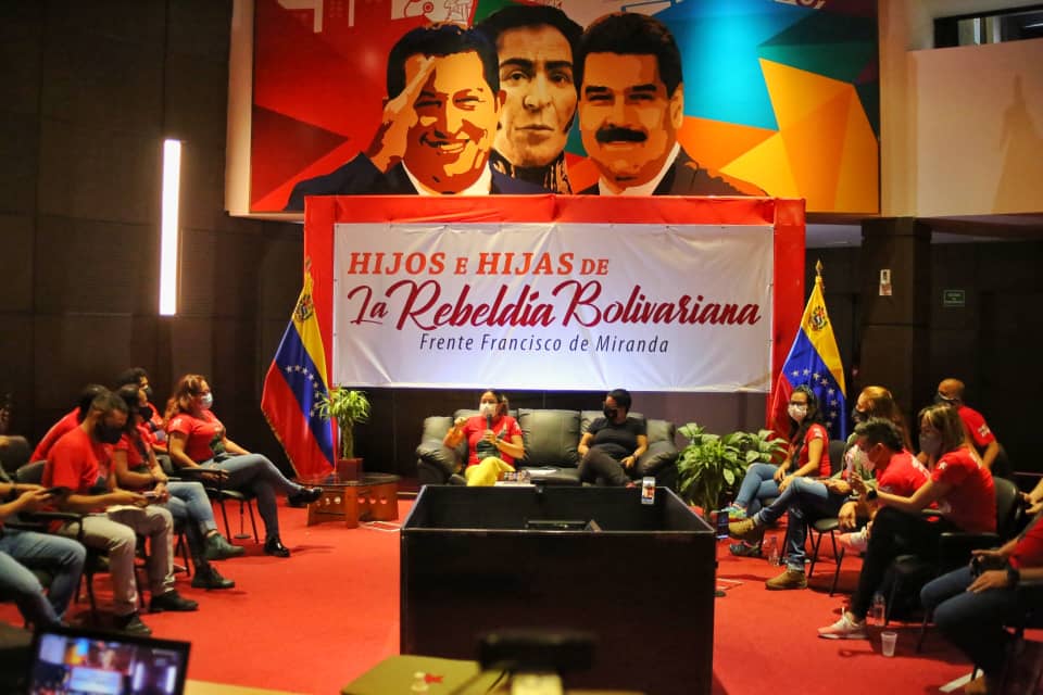 ErikaPSUV's tweet photo. Tuvimos una grata videoconferencia con las y los luchadores sociales bolivarianos del Frente Francisco de Miranda. Recordamos muchas historias de lucha y tareas que unid@s, con alegría y disciplina, hemos sabido cumplir. ¡Seguimos con Fidel, Chávez y Maduro! #17AniversarioFFM https://t.co/dujuSXmlHA