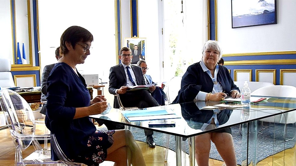 AnnickGirardin's tweet photo. Avec @j_gourault et les exécutifs d'#Outremer, @didier__robert &amp; Soibahadine Ibrahim Ramadani, un point sur les Contrats de convergence et de transformation signés en 2019. 1,75 milliard d'€ pour concrétiser la #Trajectoireoutremer 5.0 et améliorer le quotidien des ultramarins. https://t.co/S56rFTHGsz