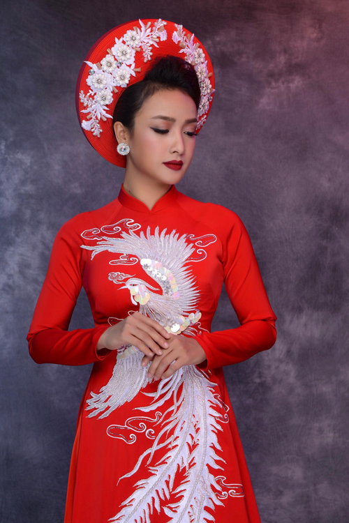 Áo dài with a headwear called khăn đóng. A Vietnamese bride wears red áo dài with khăn đóng.
