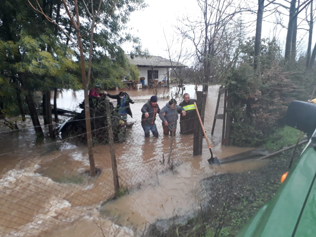 Carab_Maule's tweet photo. #Talca: Carabineros del Retén #ElSauce ayuda en la evacuación de vecinos, entre ellos adultos mayores, debido a la inundación de sus casas por las fuertes lluvias caídas en las últimas horas. Son trasladados a la sede social del sector. #OrdenyPatria https://t.co/rNyjKDlnBq