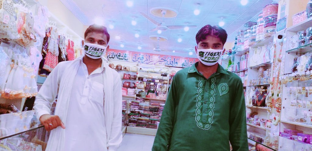 ZainG514's tweet photo. آج وہاڑی کے بازاروں میں کرونا رلیف ٹائیگر فورس کے ٹائیگرز نے ہر ایک دوکان دار کے پاس جا کر  (ایس او پیز) پر عمل کرنے کا کہا اور دوکاندار کو ماسک سنیٹائزر استعمال لازمی کرنے  کا کہا گیا( *زین حیدر* *اسامہ* *علی رضا ٹائیگر فورس وہاڑی*)
@UdarOfficial
#DCVehari
@ImranKhanPTI
#Tigers https://t.co/3ninUxtpDj