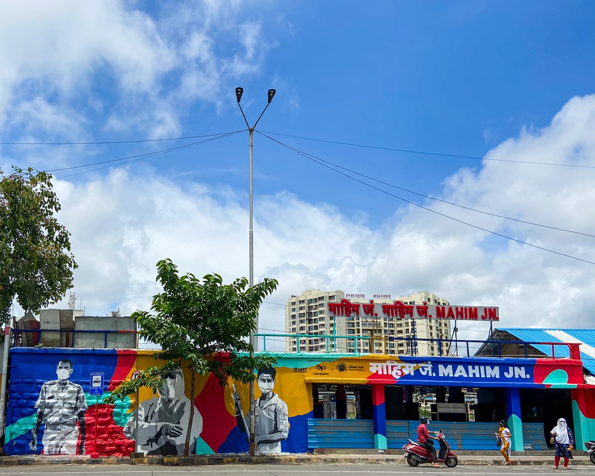 KetanTalati's tweet photo. Wonderful graffiti on Mahim station wall, celebrating the contribution of Covid heros.  Kudos to  railways. 🙏🏻#PiyushGoyal #IndianRailways @PiyushGoyal @WesternRly https://t.co/xhjZXXNVC0