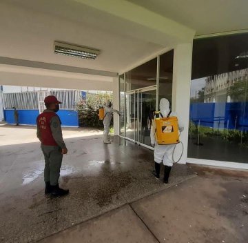 DPoliticaCaroni's tweet photo. Continuando con la Jornada Nacional de Desinfección; el 
@GobJustoNoguera efectuó esterilización en el Hospital Uyapar de Pto. Ordaz, #Caroni a fin de seguir protegiendo del #covid19 al personal médico, paciente y visitante del centro de salud.
@NicolasMaduro  @ConCiliaFlores https://t.co/tHzy3pUWgy