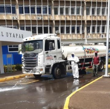 DPoliticaCaroni's tweet photo. Continuando con la Jornada Nacional de Desinfección; el 
@GobJustoNoguera efectuó esterilización en el Hospital Uyapar de Pto. Ordaz, #Caroni a fin de seguir protegiendo del #covid19 al personal médico, paciente y visitante del centro de salud.
@NicolasMaduro  @ConCiliaFlores https://t.co/tHzy3pUWgy