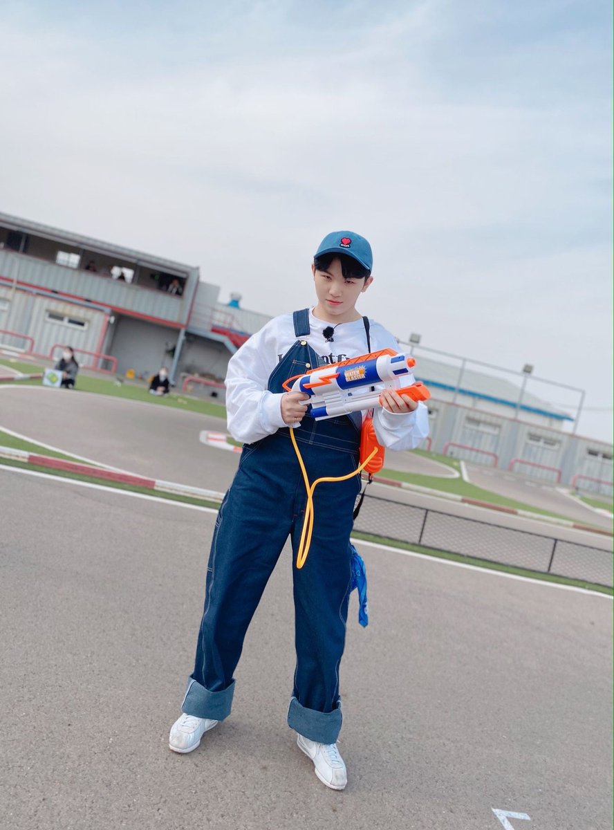 mingyutifull's tweet photo. HOW DID HE ESCAPED FR MY POCKETS DJDJKDKDKD https://t.co/AdRpEkH7lx