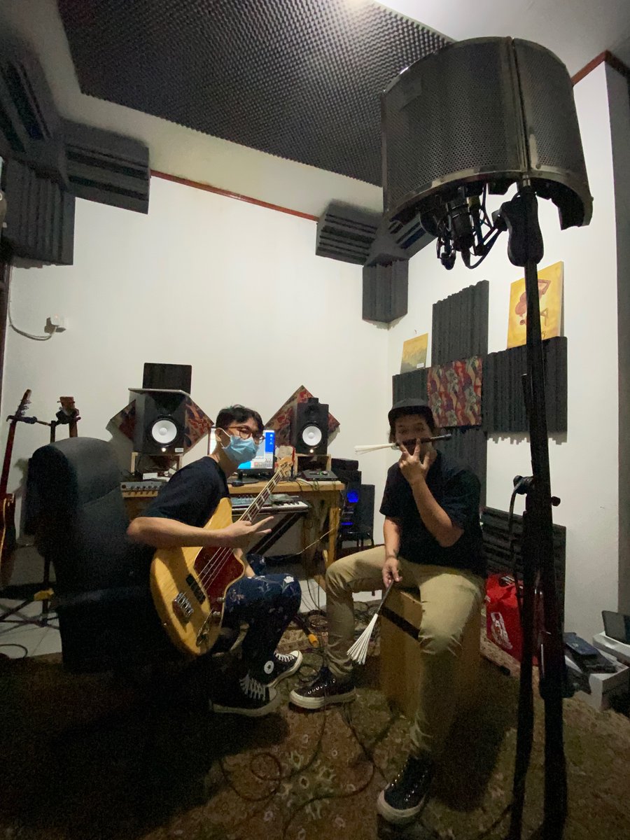 fourtwntymusic's tweet photo. Sisa 2 lagu lagi untuk album baru! Doakan, semoga berjalan lancar dan penuh berkah wak 🖐🏽 https://t.co/oLQjgIW76j