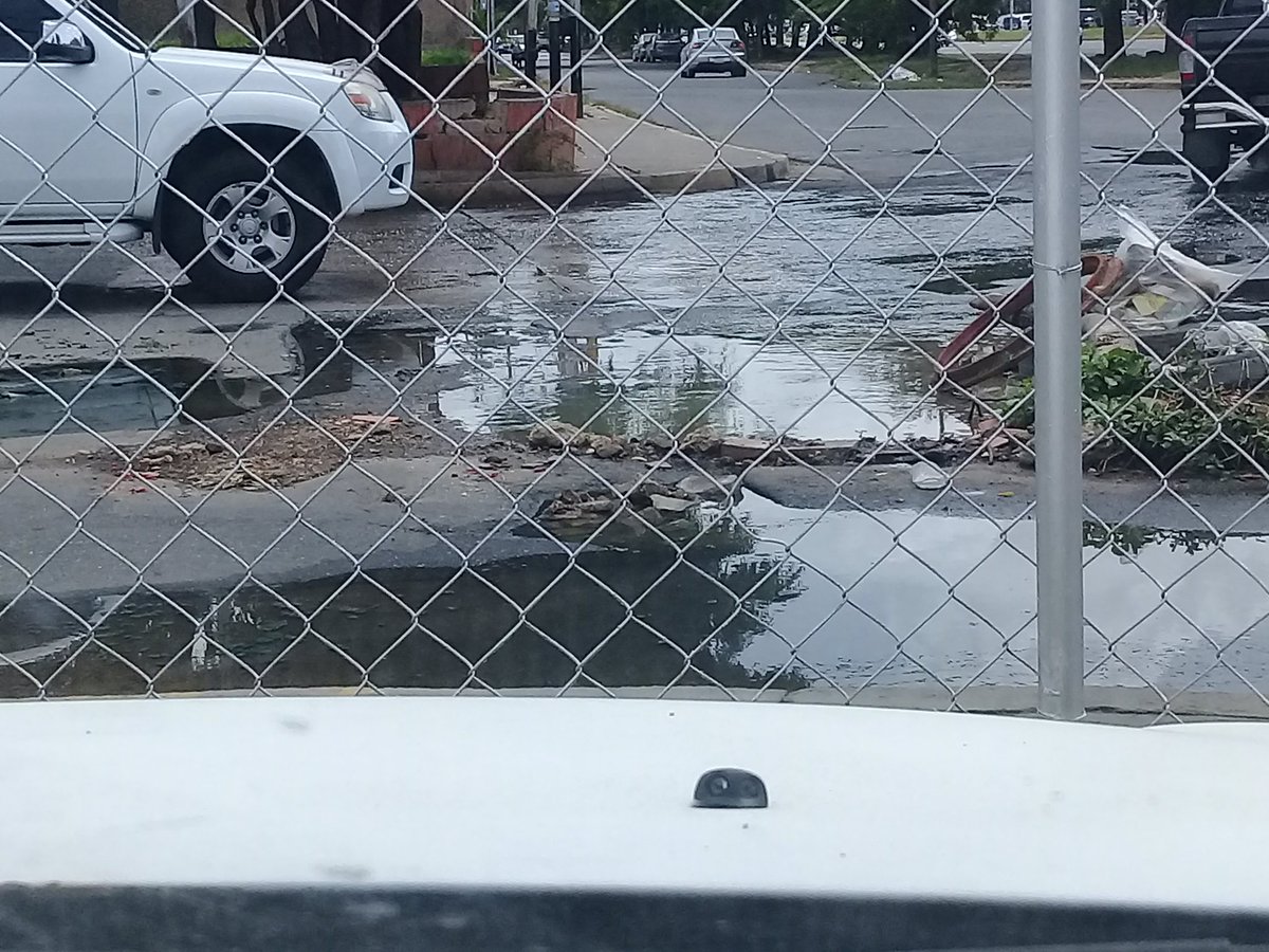 seguridadSD's tweet photo. San Diego Carabobo
Desastre total la entrada hacia la Urb. Paso Real Alcantarillas rotas, agua corriendo y anegando la calle. Un foco de contaminacion enorme.
@leonjura @Alc_SanDiego @Hidrocentro2011 @rafaellacava10 @manuelbarroeta_ @Heberlizeth @GabytaSuniaga https://t.co/gZqgoVFHfP